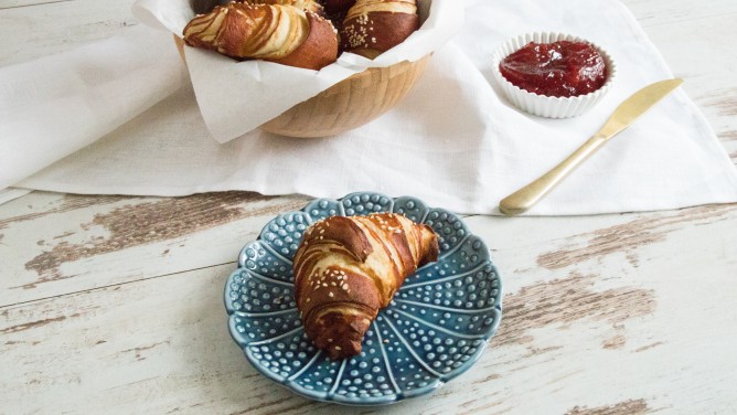 Selbstgemachte Laugencroissants wie vom Bäcker