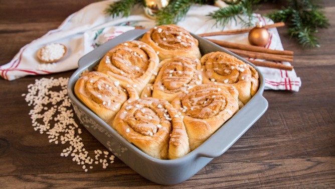 Lebkuchen-Zimtschnecken mit Frosting und Hagelzucker Lebkuchen-Zimtschnecken mit Frosting und Hagelzucker
