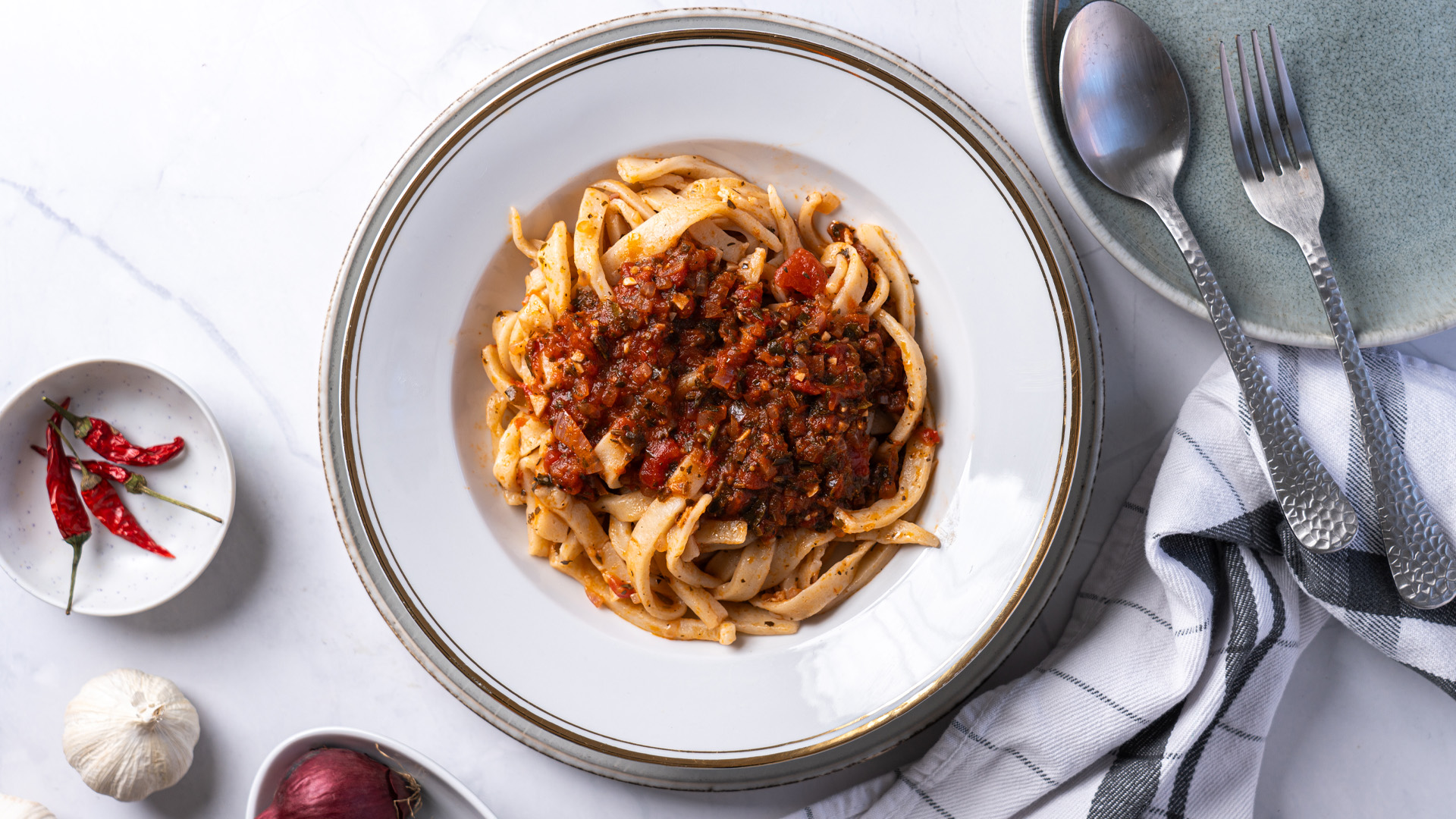 Selbstgemachte Pasta mit spicy Knoblauch-Tomatensoße