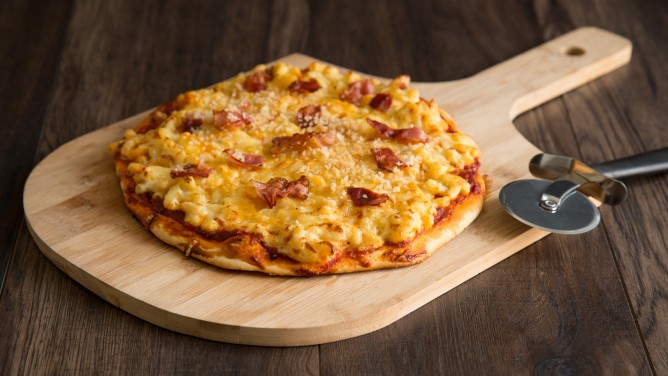 Mac’n’Cheese Pizza mit geröstetem Bacon und viel Käse