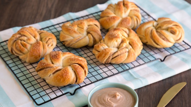 Leckere Maronenknoten aus Hefeteig mit Maronencreme Leckere Maronenknoten aus Hefeteig mit Maronencreme