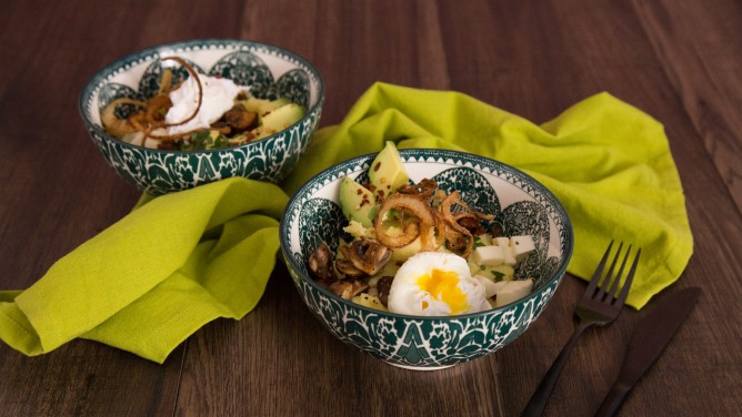 Leckere Mashed Potato Bowl mit pochiertem Ei und Champignons  Leckere Mashed Potato Bowl mit pochiertem Ei und Champignons