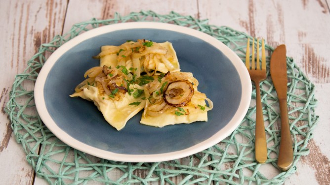Maultaschen mit Fleischfüllung und Schmelzwiebeln Maultaschen mit Fleischfüllung und Schmelzwiebeln