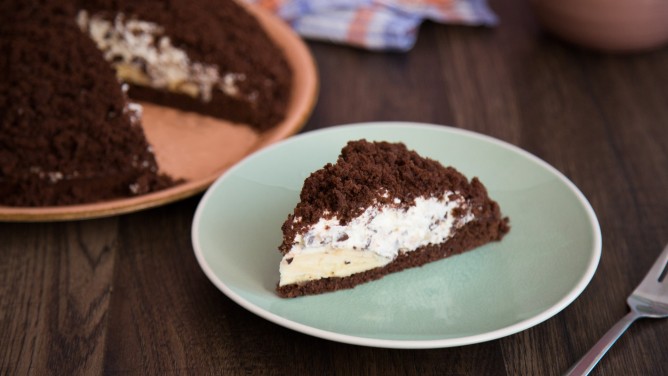 Maulwurfkuchen mit Stracciatella-Sahne-Creme und Bananen Maulwurfkuchen mit Stracciatella-Sahne-Creme und Bananen