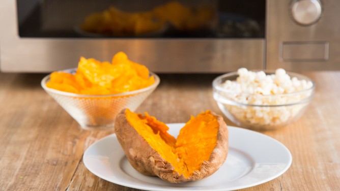 Mikrowellen-Hacks: Tipps und Rezepte für die Mikrowelle Mikrowellen-Hacks: Tipps und Rezepte für die Mikrowelle