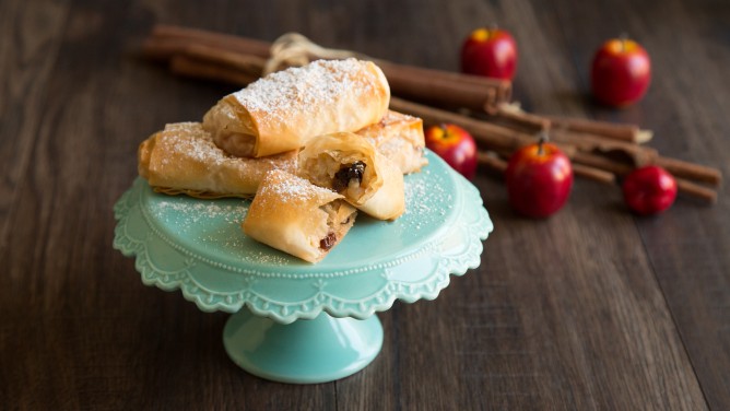 Knusprige Mini-Apfelstrudel mit Haselnüssen &amp; Rosinen