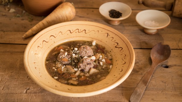 Mittelalterliche Suppe mit Hackfleischklößen