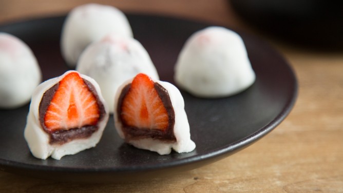 Mochi - Japanische Reisküchlein mit Erdbeeren Mochi - Japanische Reisküchlein mit Erdbeeren