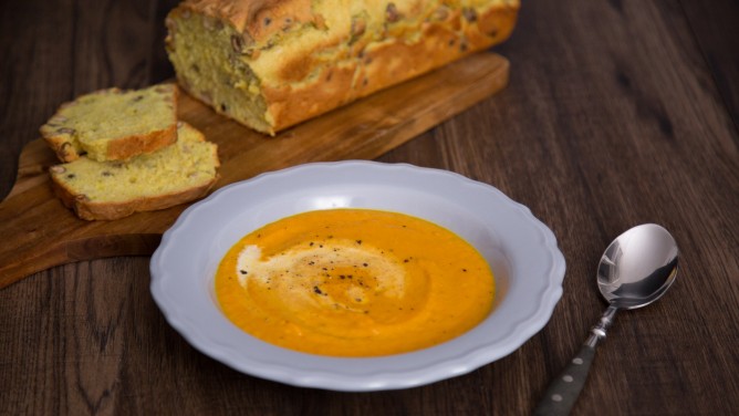 Moehrensuppe mir Kokosmilch und Currybrot Moehrensuppe mir Kokosmilch und Currybrot