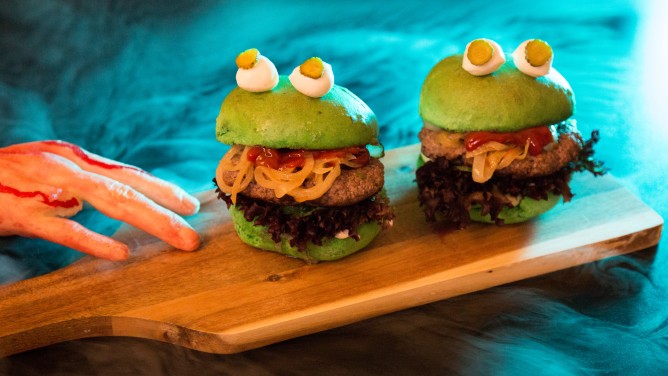 Grüne Monster-Burger mit Augen Grüne Monster-Burger mit Augen
