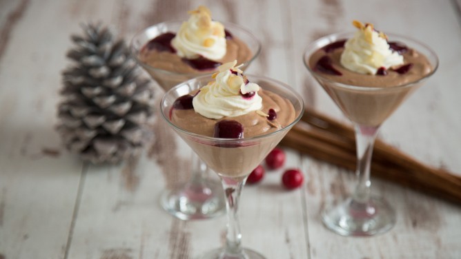 Mousse au Chocolat mit süßem Fruchtpüree & Sahne Mousse au Chocolat mit süßem Fruchtpüree & Sahne