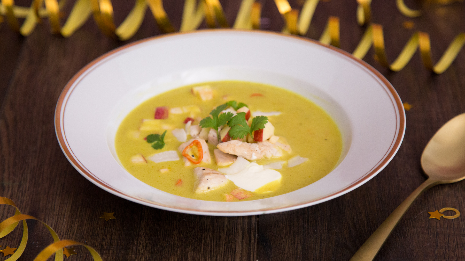 Mulligatawny-Suppe mit Hühnchen, Kokosmilch &amp; Curry