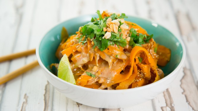 Möhrennudeln mit Erdnusssauce Möhrennudeln mit Erdnusssauce