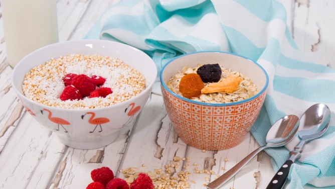 Müsli in 2 Varianten: Quinoa-Himbeer-Müsli und Haferflocken-Müsli Müsli in 2 Varianten: Quinoa-Himbeer-Müsli und Haferflocken-Müsli