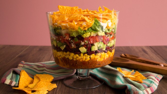 Nacho-Salat mit Hackfleisch, Avocado & Tomaten-Salsa 