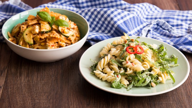 Nudelsalate zum Grillen in zwei Varianten