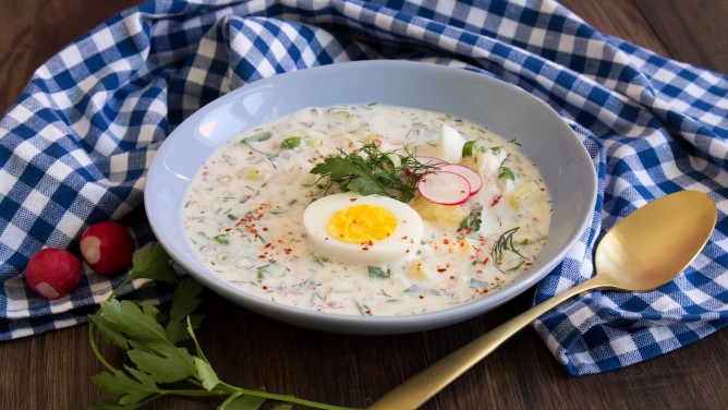 Russische Okroschka mit Kartoffeln, Gurke und Eiern Russische Okroschka mit Kartoffeln, Gurke und Eiern