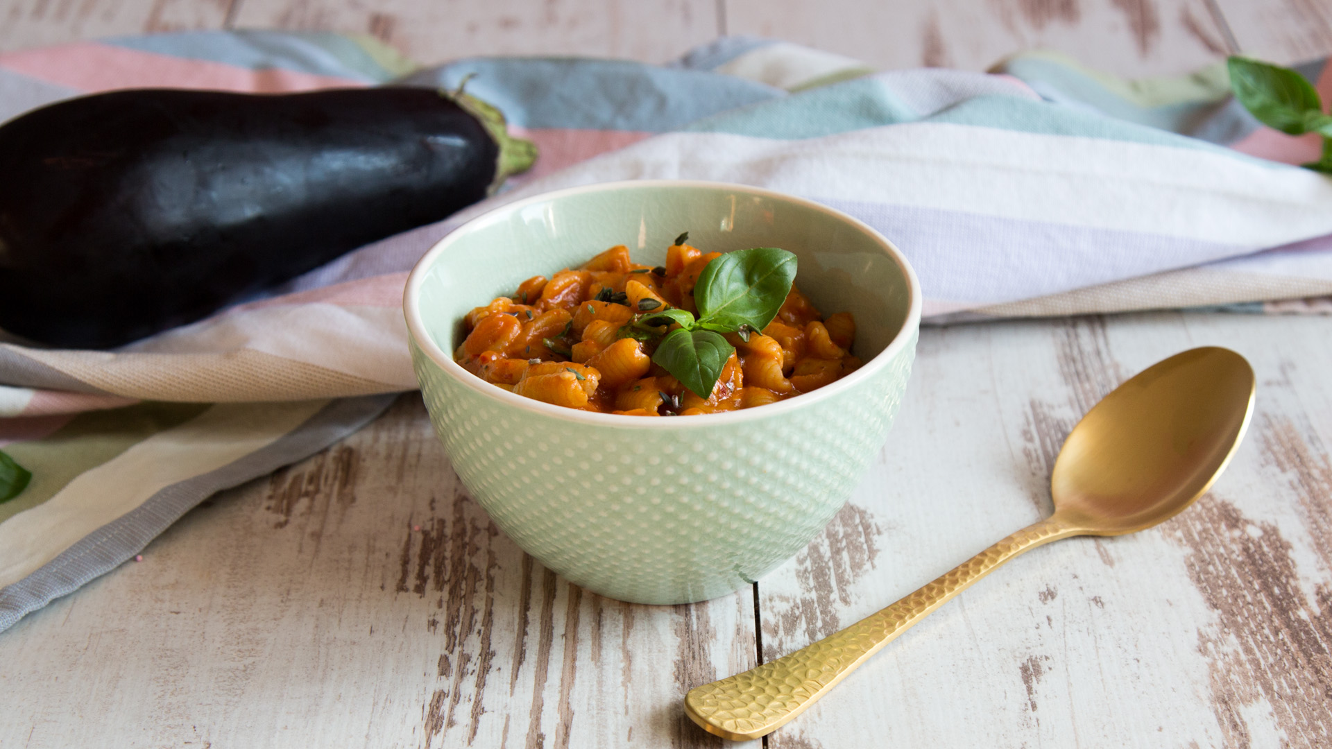One Pot Pasta mit Aubergine, Tomaten und Mozzarella
