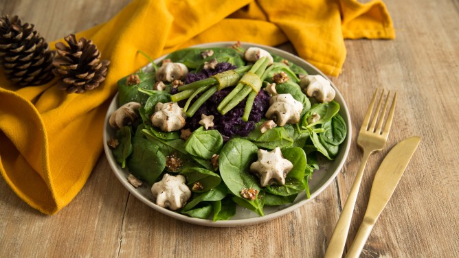 Gedämpfte Champignons auf knackigem Blattspinat & Rotkohl Gedämpfte Champignons auf knackigem Blattspinat & Rotkohl