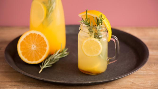 Sommerlimonaden: Erdbeer-Minze, Limetten-Gurke &amp; Orange-Rosmarin