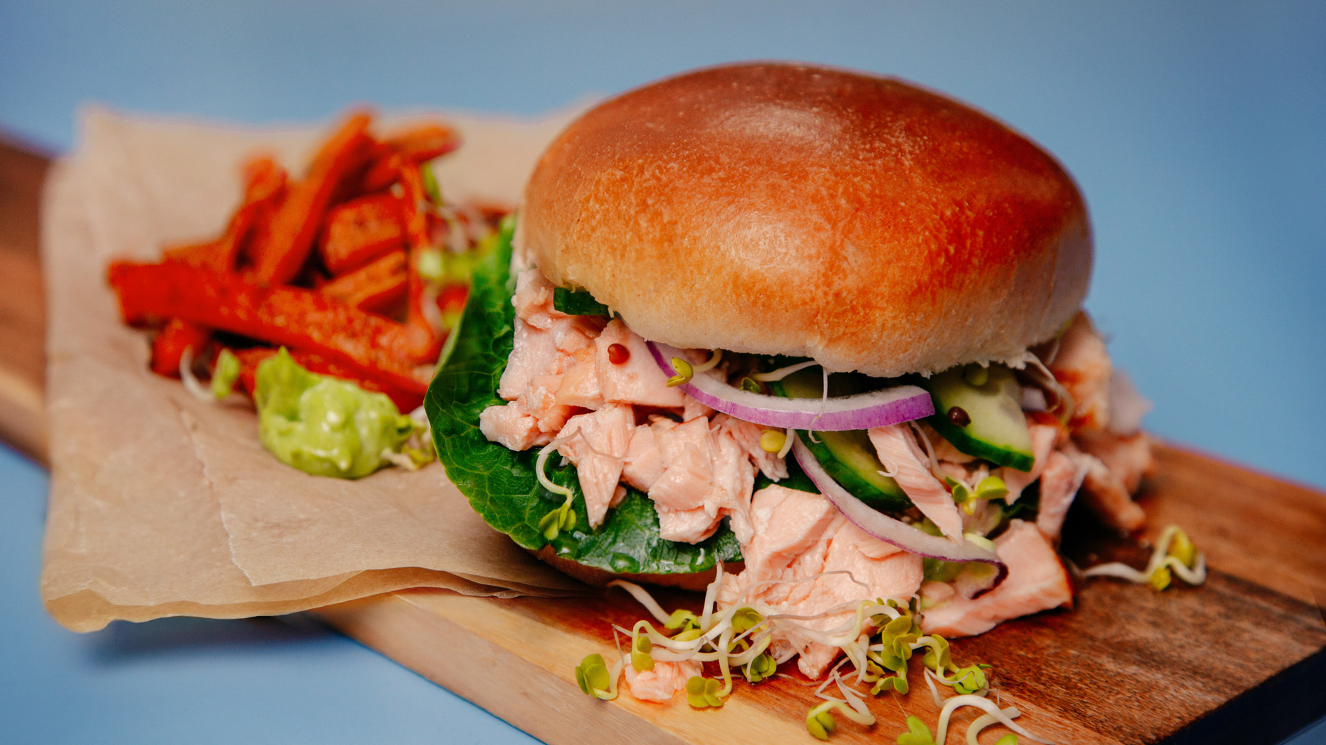 Osterburger mit Karottenfries und Schnittlauch-Mayo