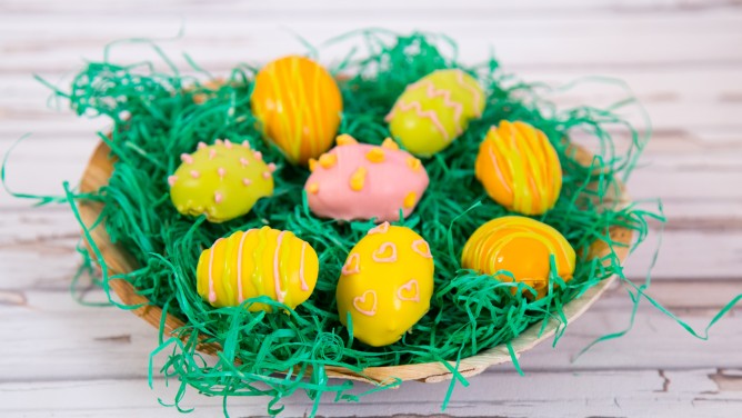 Ostereier-Pralinen aus leckerem Kuchenteig und Schokodrops Ostereier-Pralinen aus leckerem Kuchenteig und Schokodrops