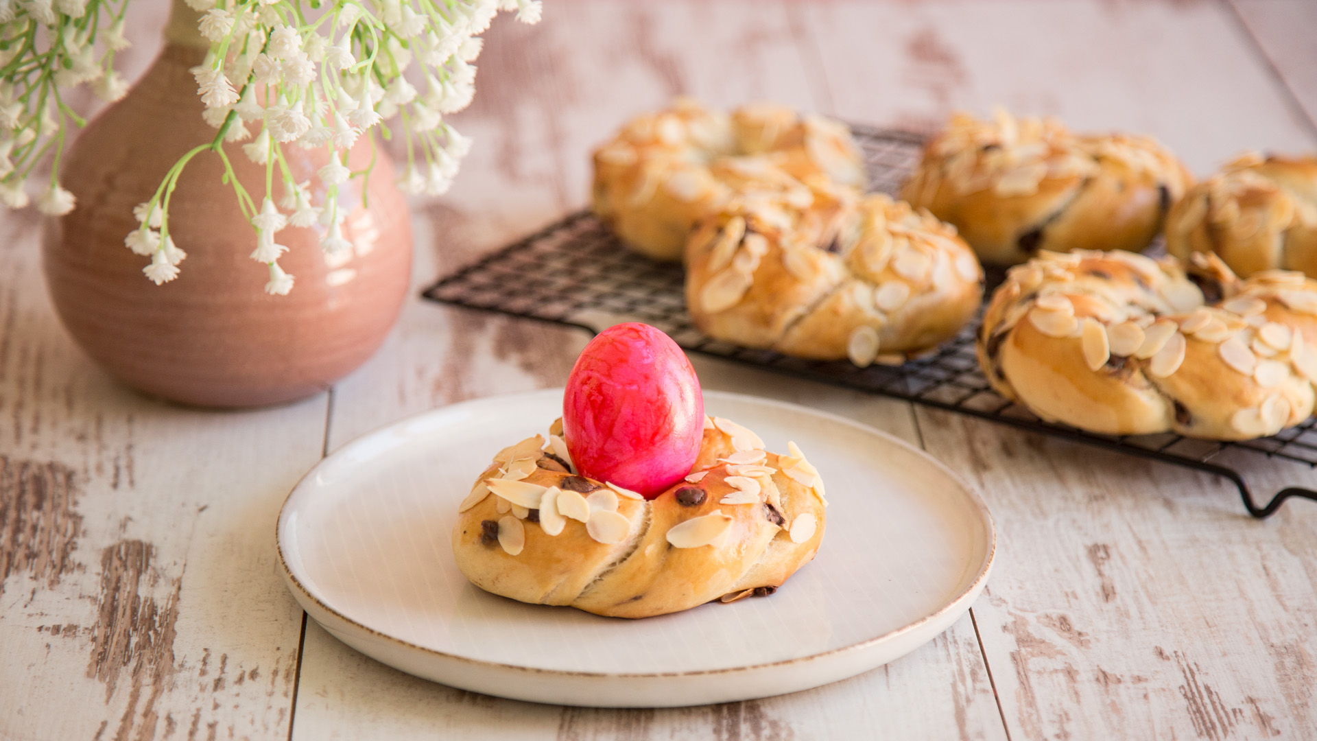 Osterkränze aus süßem Hefeteig mit Schokotropfen