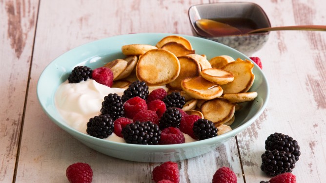 Pancake Cereal: Mini-Pancakes mit Ahornsirup zum Löffeln Pancake Cereal: Mini-Pancakes mit Ahornsirup zum Löffeln