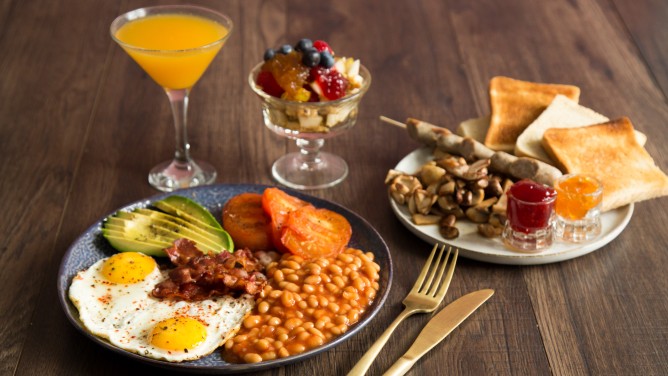 Full English Breakfast mit Baked Beans und Obstsalat 