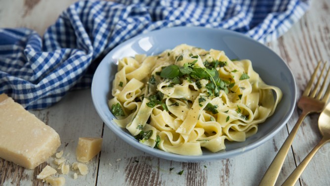 Klassische Fettuccine Alfredo mit mediterranen Kräutern