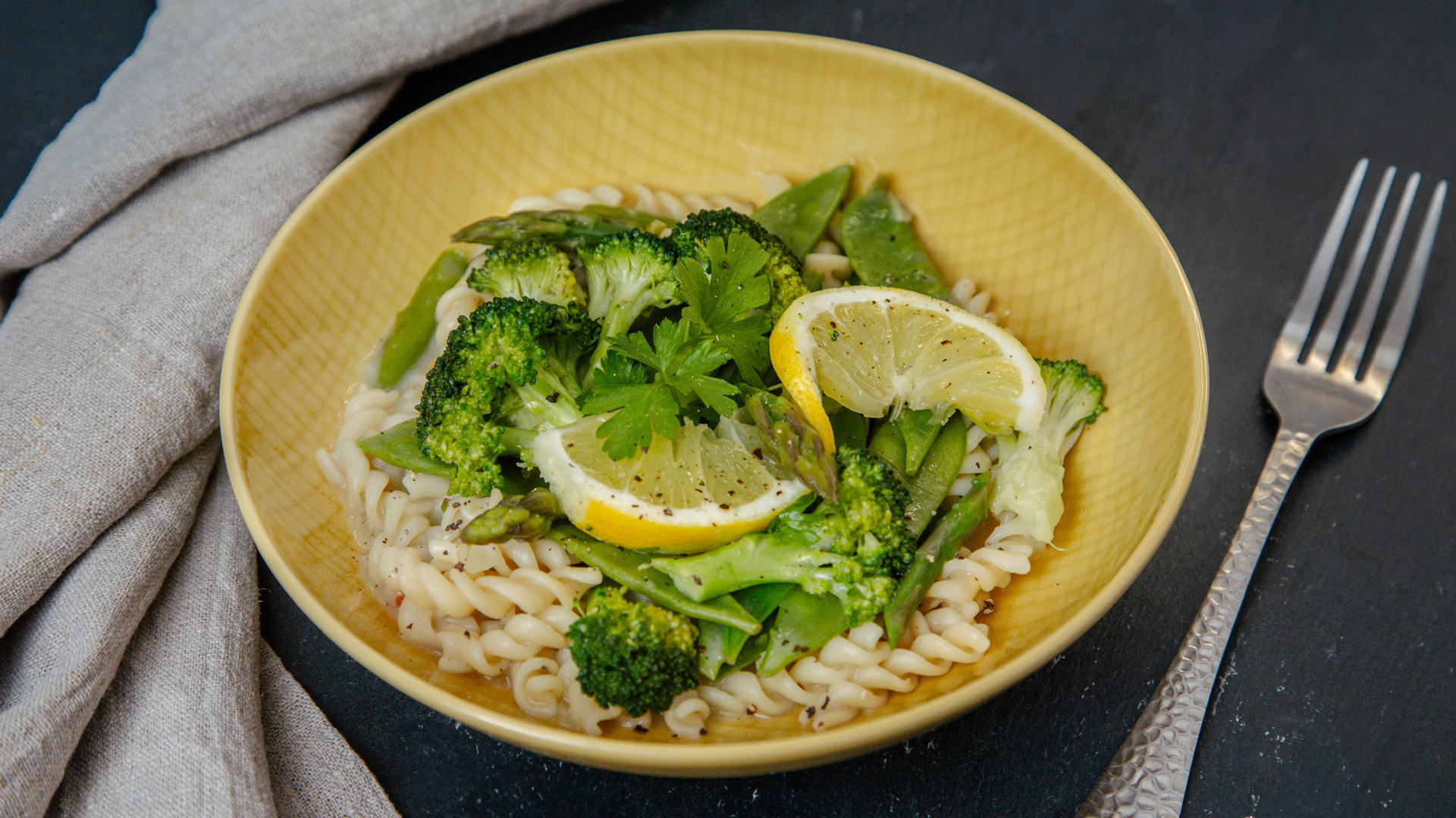 One Pot Pasta Primavera mit Brokkoli, Spargel und Zuckerschoten