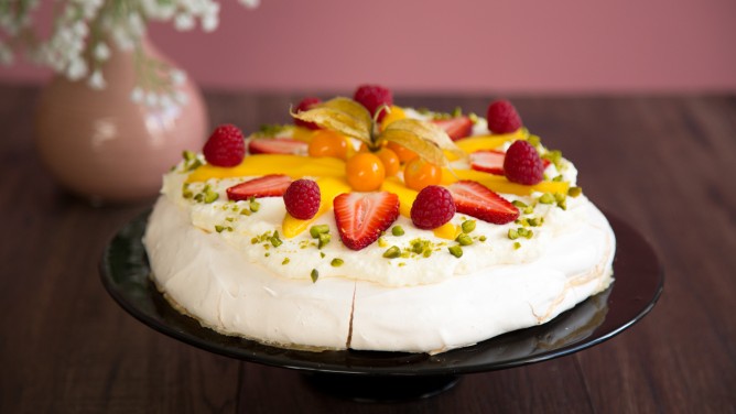 Pavlova-Torte mit bunten Früchten Pavlova-Torte mit bunten Früchten