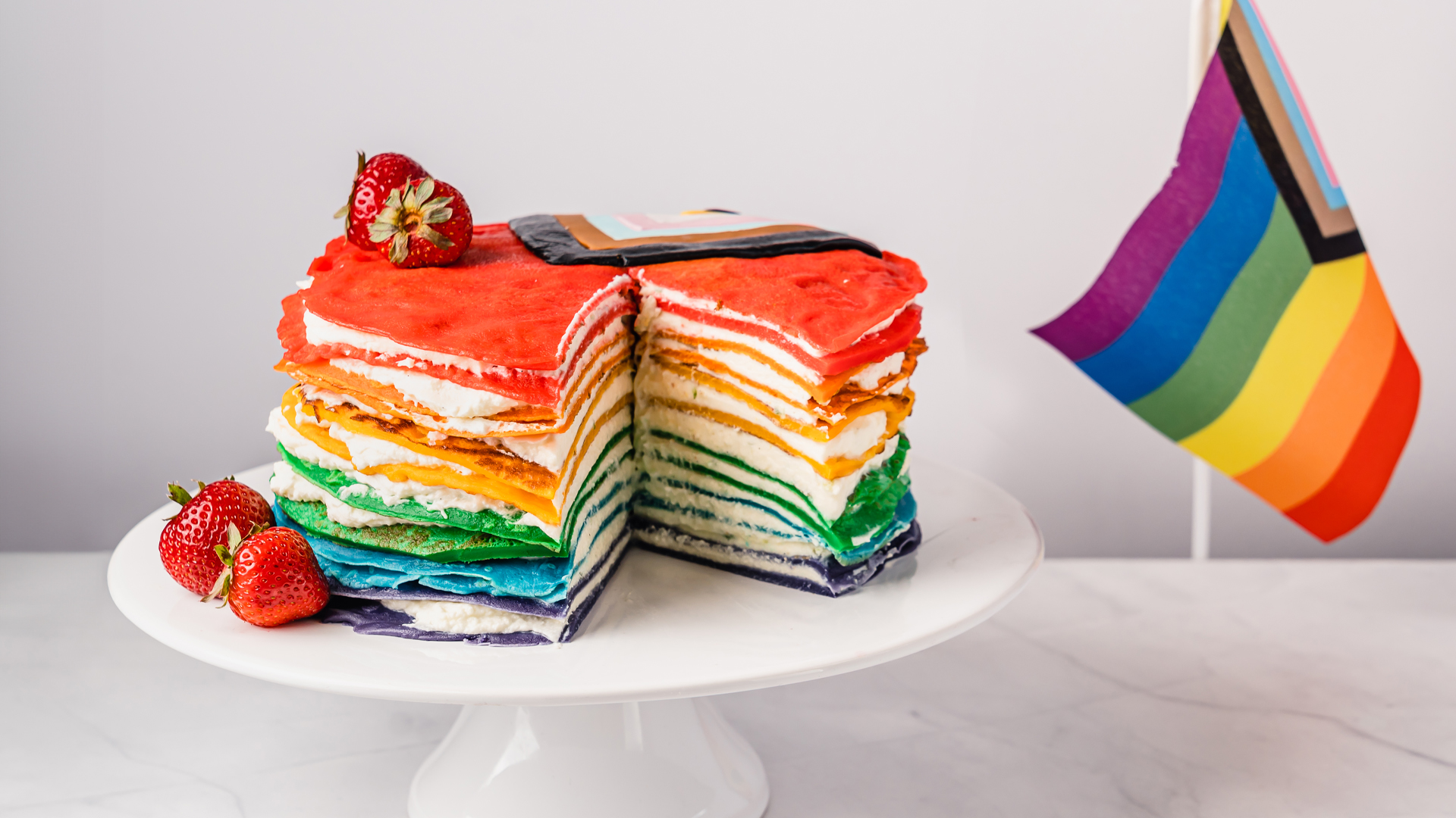 Regenbogentorte mit Limetten-Mascarpone-Creme und Erdbeer-Soße