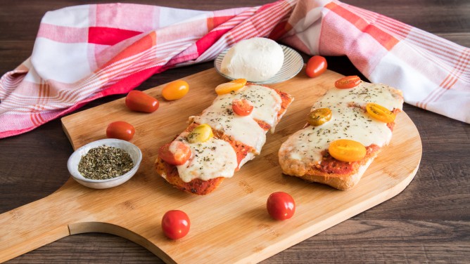 Selbstgemachtes Pizza-Baguette mit Tomaten & Mozzarella