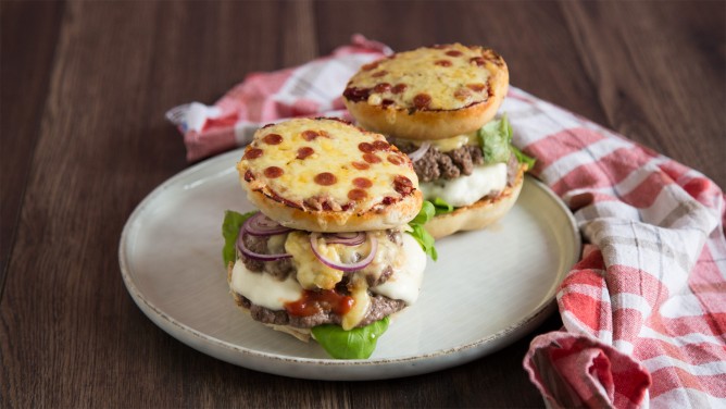 Saftiger Pizza-Burger mit Mozzarella, Salami & Zwiebeln Saftiger Pizza-Burger mit Mozzarella, Salami & Zwiebeln