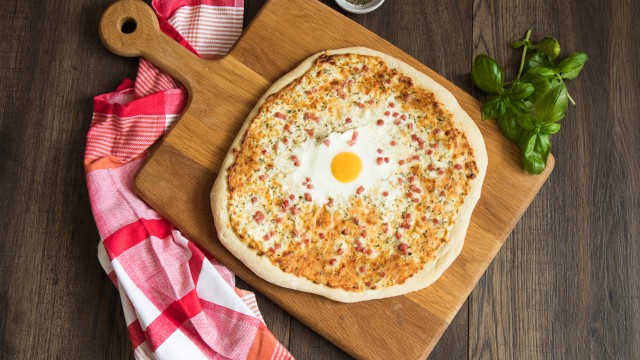 Pizza mit Carbonara-Belag