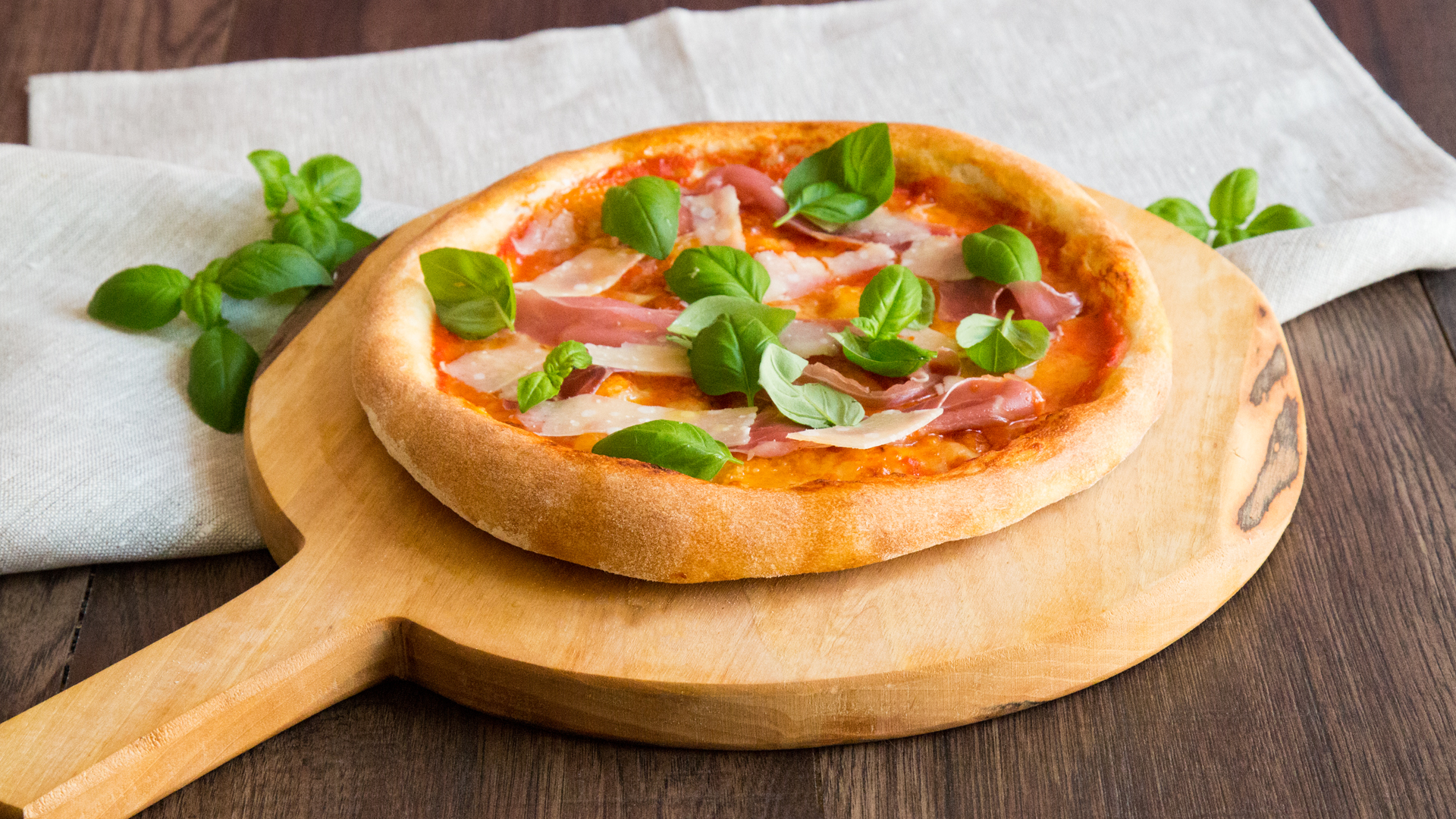 Neapolitanische Pizza mit Parmaschinken und Parmesan