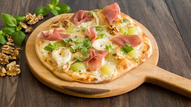 Sommerliche Pizza mit Melone, Parmaschinken & Ziegenkäse