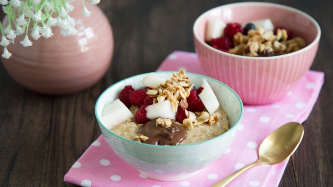 Süßes Beeren-Porridge mit karamellisierten Haselnüssen  Süßes Beeren-Porridge mit karamellisierten Haselnüssen