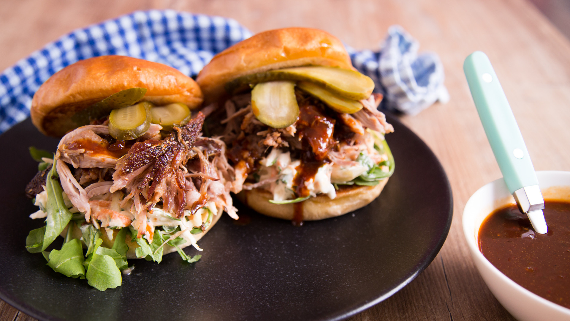 Saftiger Pulled Pork Burger mit Cole Slaw und BBQ-Soße