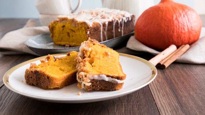Herbstliches Pumpkin Bread mit Kürbis & Zimtstreuseln  