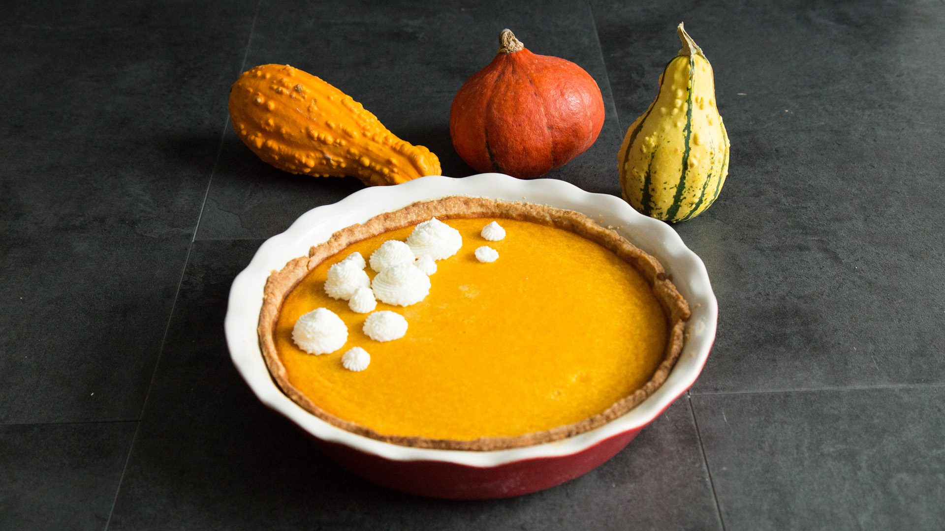 Pumpkin Pie: Amerikanischer Kürbiskuchen mit Sahnetupfen