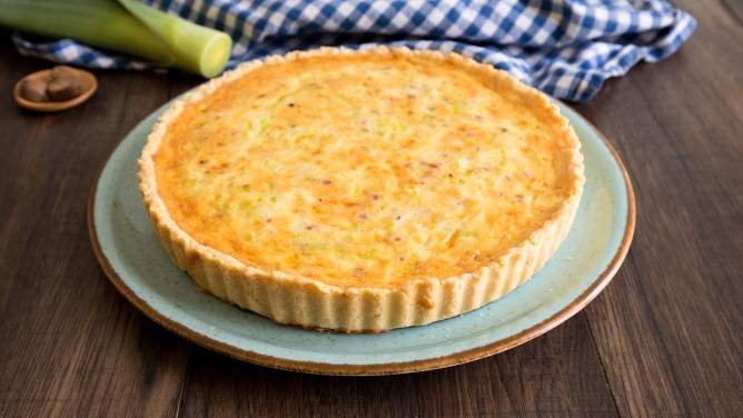 Klassische Quiche Lorraine mit Speck, Lauch und Bergkäse Klassische Quiche Lorraine mit Speck, Lauch und Bergkäse