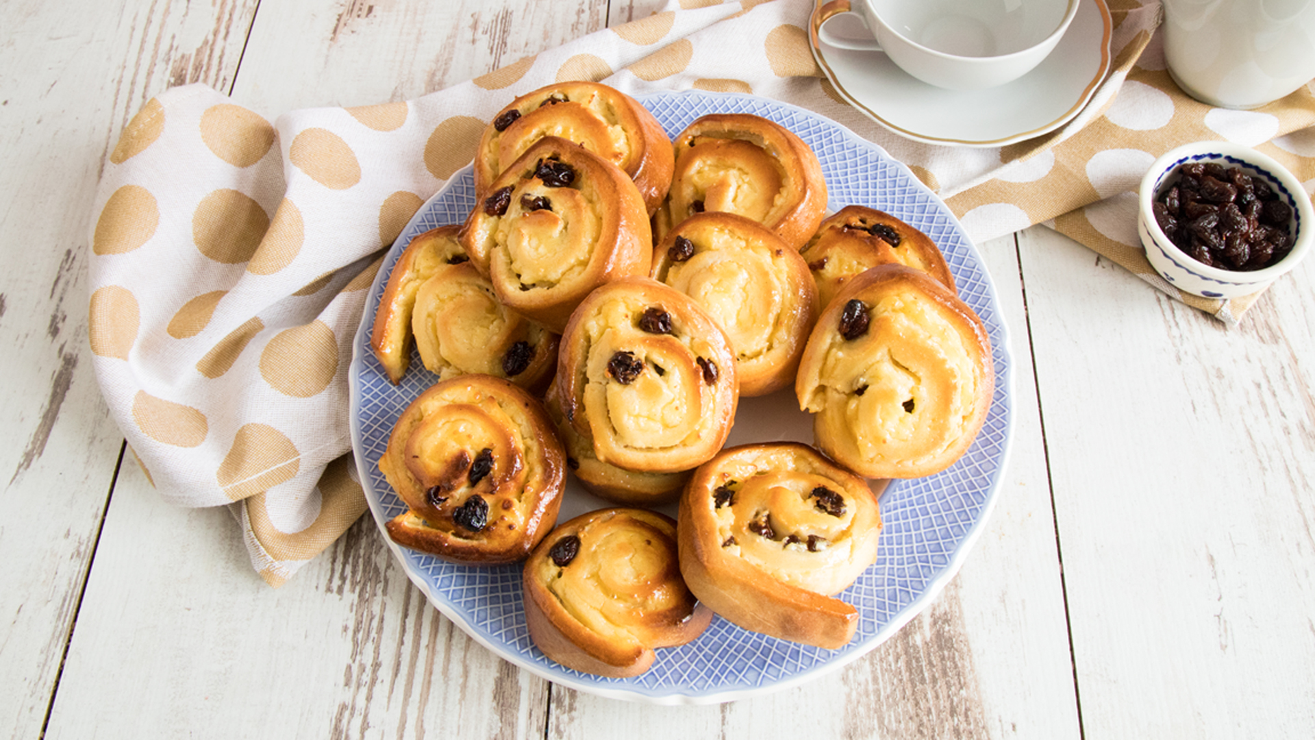 Hefeschnecken gefüllt mit VanillepuddingVanillepudding