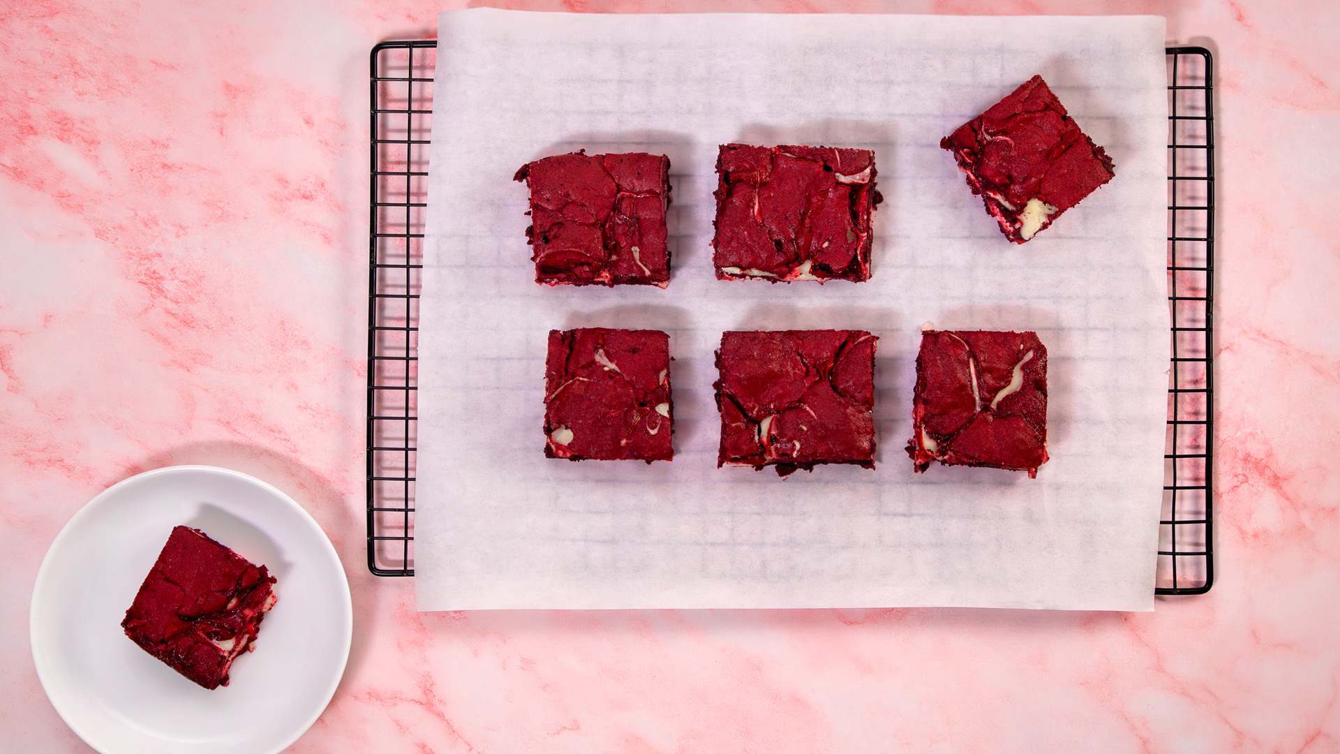 Rote Schoko-Brownies mit cremiger Frischkäse-Marmorierung