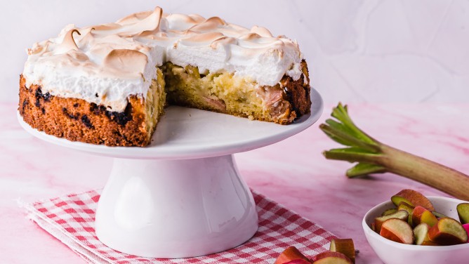 Saftiger Rührkuchen mit Rhabarber und knuspriger Baiserhaube