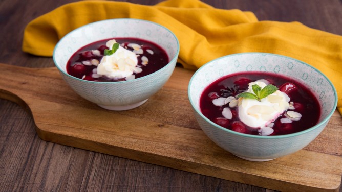 Rote Gruetze mit Sahne und Mandeln Rote Gruetze mit Sahne und Mandeln