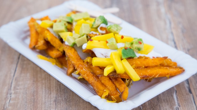 Loaded Fries Mit Avocado Hack Und Bacon Cheddar Topping