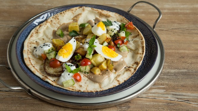 Sabich: Israelisches Sandwich mit gebratenem Gemüse
