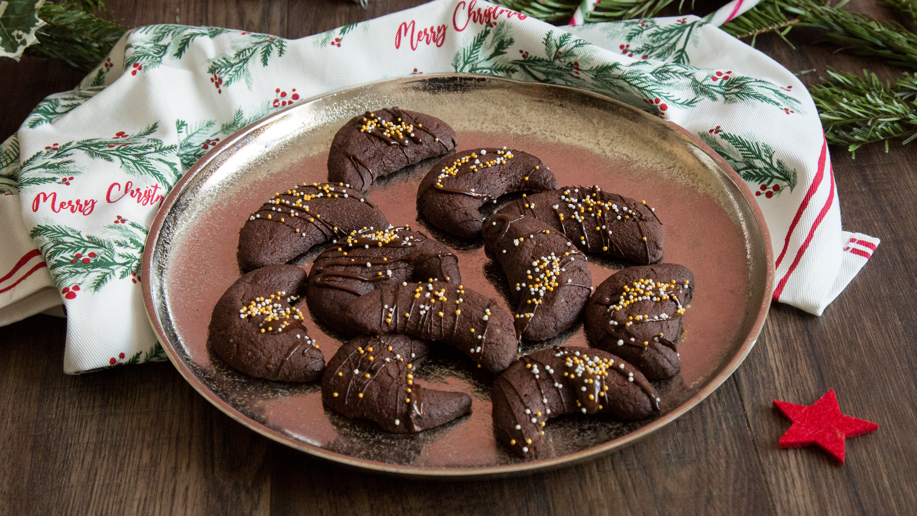 Weihnachtliche Schoko-Kipferl mit Zartbitter-Schokolade